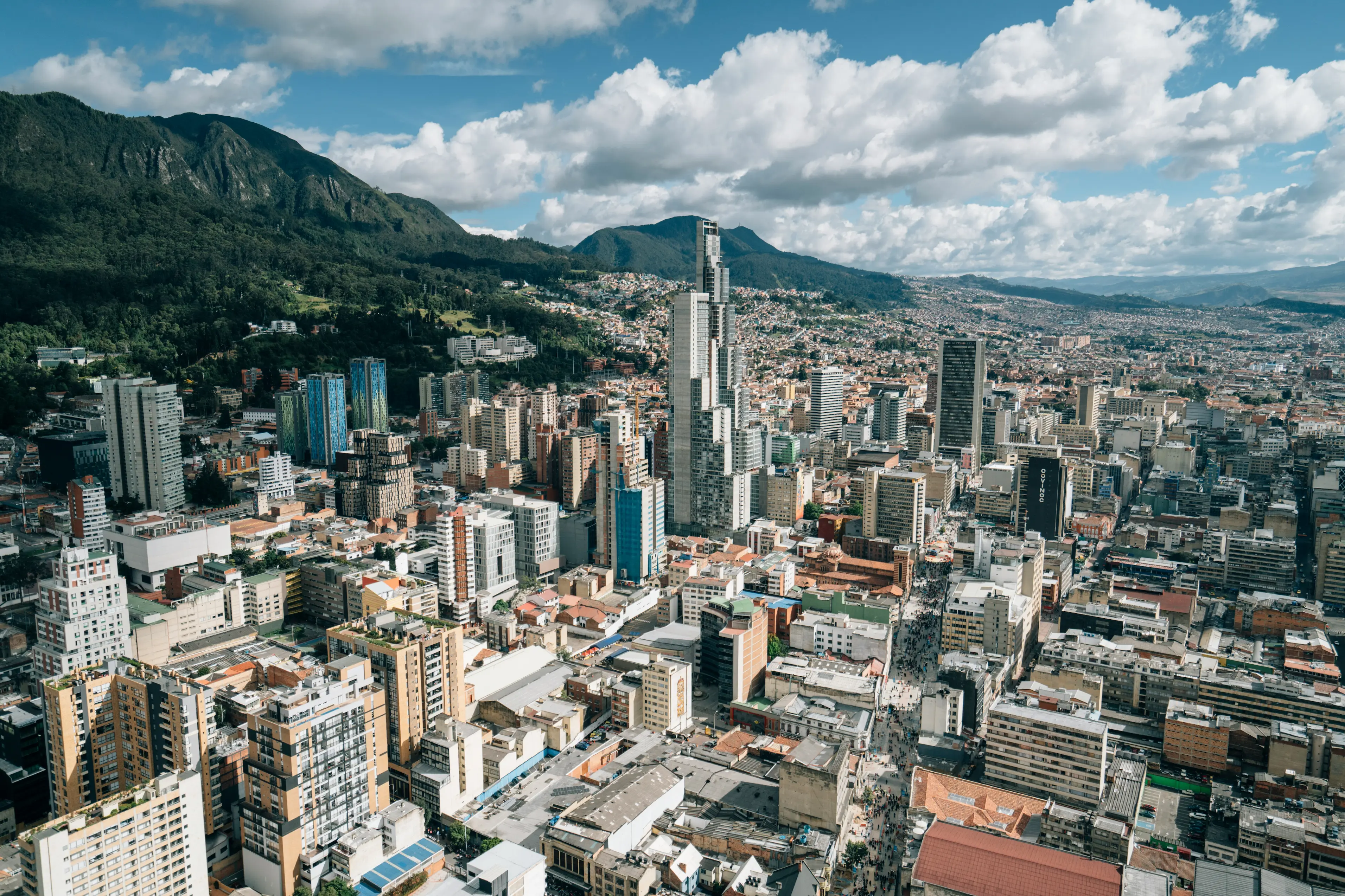 Severe alopecia and hair loss? Leave the frustration behind. Bogota, Colombia, is the leading medical tourism destination for FUE and FUT hair transplants. We offer a definitive and affordable solution with advanced techniques. Recover your hair by traveling to Bogota